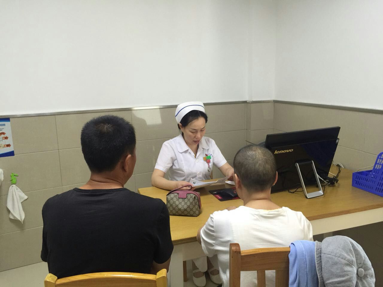 專科護士在應(yīng)診1.jpg