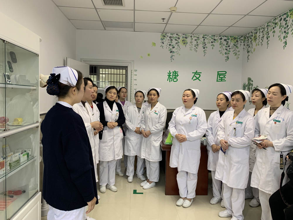 各科護(hù)士長參觀糖尿病專科護(hù)理門診.jpg